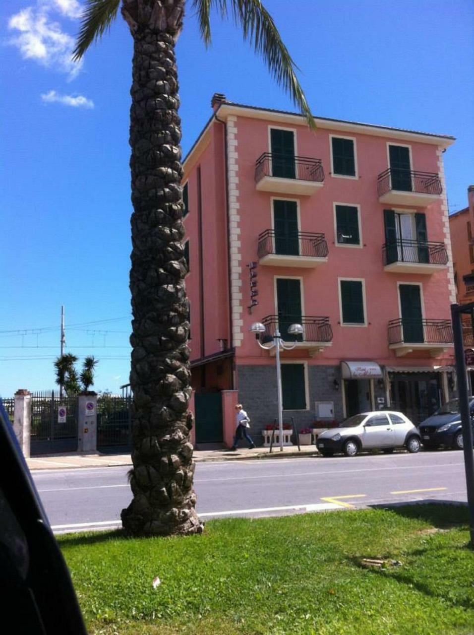 Hotel La Milanese Pietra Ligure Eksteriør billede